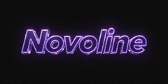 Novoline Spieleentwickler Logo als violettes Neon-Hologramm im Roby Casino